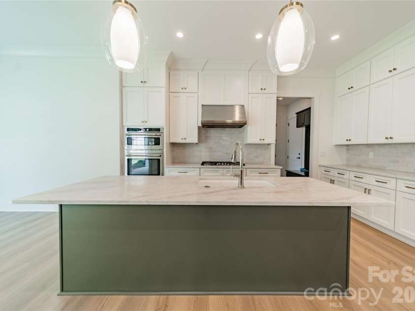2648 Roslyn Avenue, Charlotte, NC 28208.  MLS# CAR4382622, YatesRealty ID 23168. 