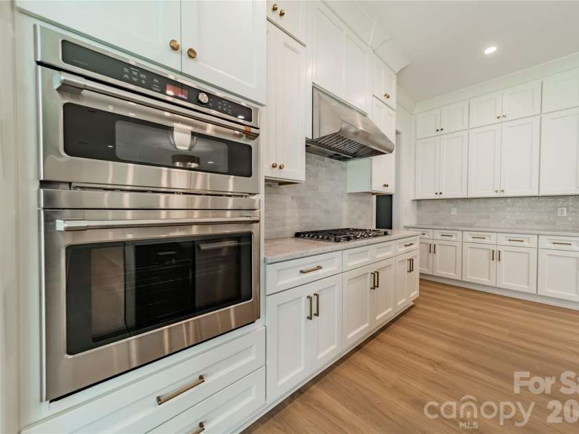 2648 Roslyn Avenue, Charlotte, NC 28208.  MLS# CAR4382622, YatesRealty ID 23168. 