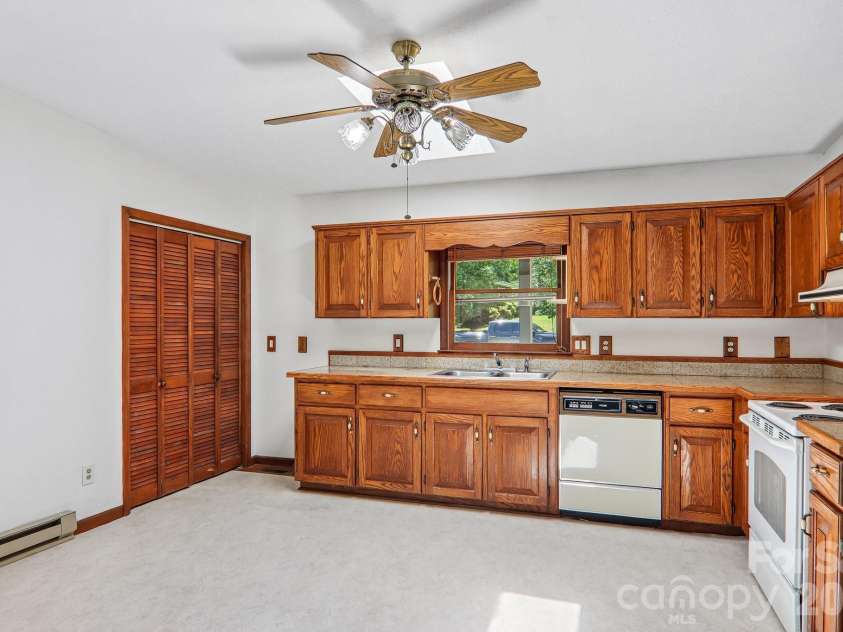 48 Chambers View Drive, Clyde, NC 28721.  MLS# CAR4376711, YatesRealty ID 23169. 