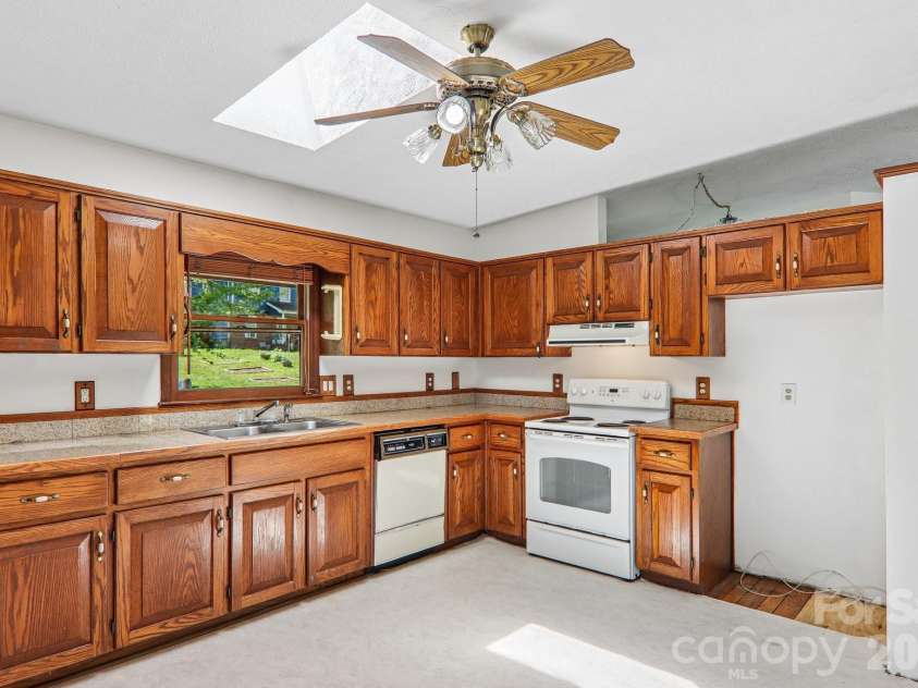 48 Chambers View Drive, Clyde, NC 28721.  MLS# CAR4376711, YatesRealty ID 23169. 