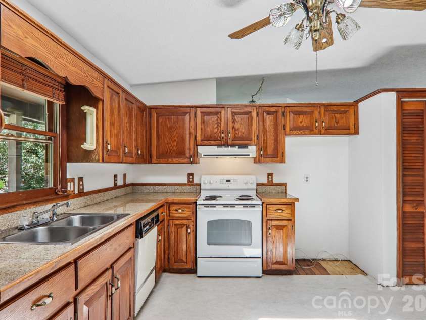 48 Chambers View Drive, Clyde, NC 28721.  MLS# CAR4376711, YatesRealty ID 23169. 