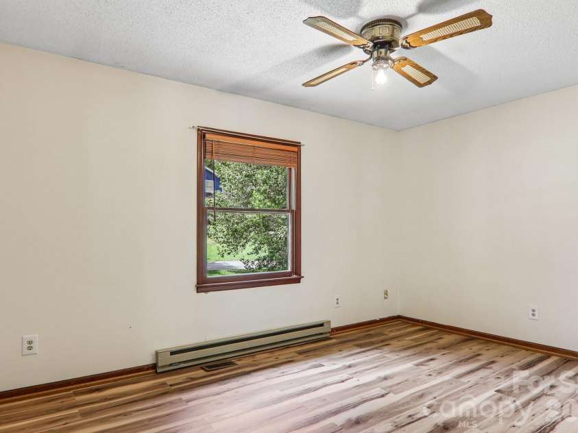 48 Chambers View Drive, Clyde, NC 28721.  MLS# CAR4376711, YatesRealty ID 23169. 