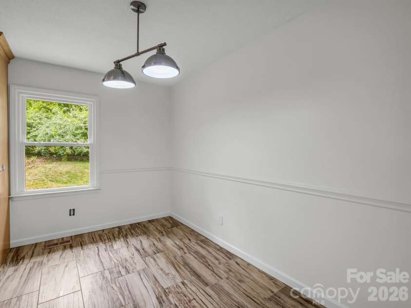 11 Deer Run Drive, Asheville, NC 28803.  MLS# CAR4377673, YatesRealty ID 23171. Dining room