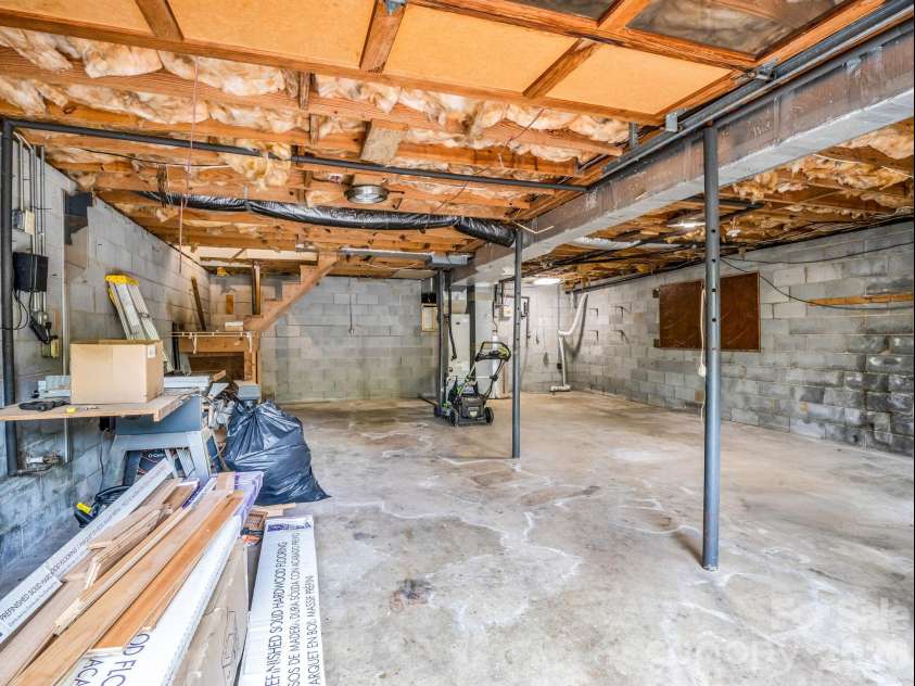 11 Deer Run Drive, Asheville, NC 28803.  MLS# CAR4377673, YatesRealty ID 23171. Double garage