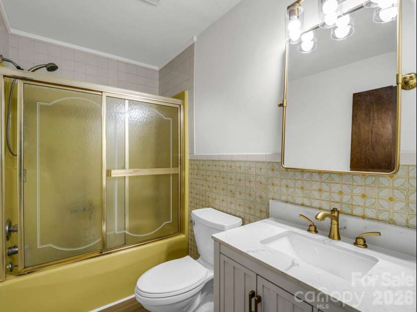11 Deer Run Drive, Asheville, NC 28803.  MLS# CAR4377673, YatesRealty ID 23171. Hall bath with some updating