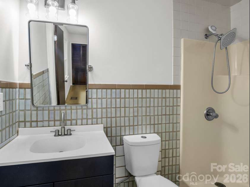 11 Deer Run Drive, Asheville, NC 28803.  MLS# CAR4377673, YatesRealty ID 23171. Primary Bath