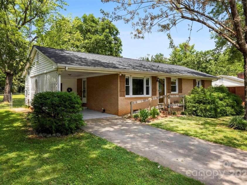 814 Gold Street, Kings Mountain, NC 28086.  MLS# CAR4274095, YatesRealty ID 23171. 