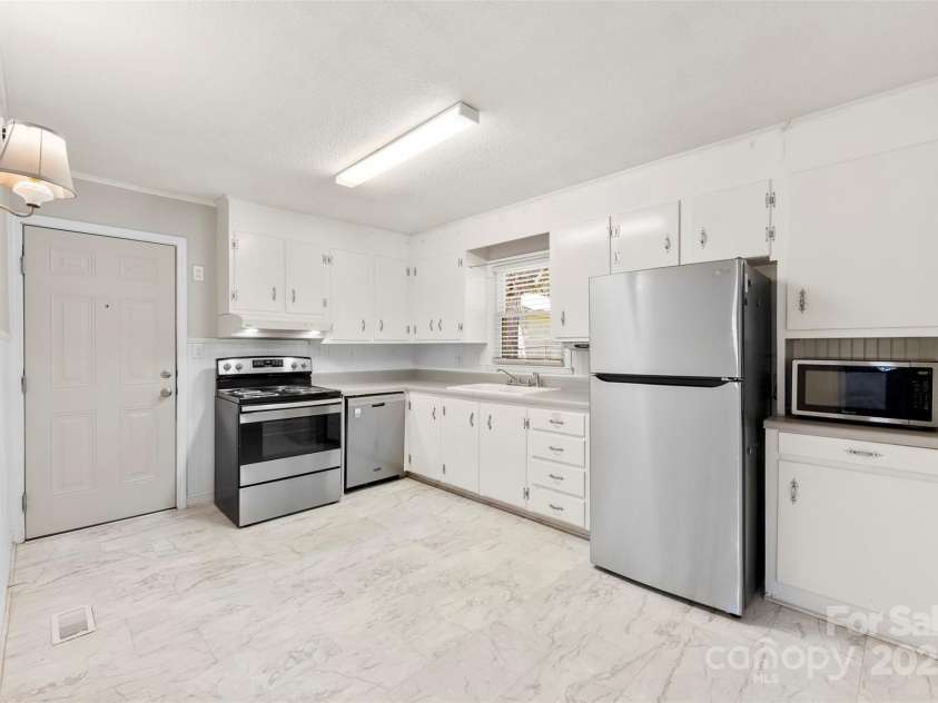 814 Gold Street, Kings Mountain, NC 28086.  MLS# CAR4274095, YatesRealty ID 23171. 