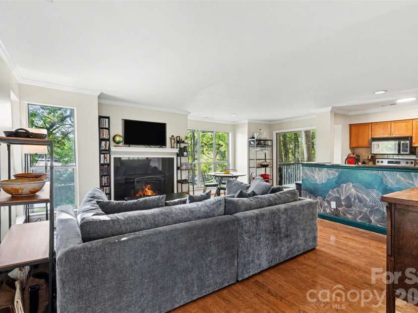 2512 Cranbrook Lane, Charlotte, NC 28207.  MLS# CAR4363956, YatesRealty ID 23172. 