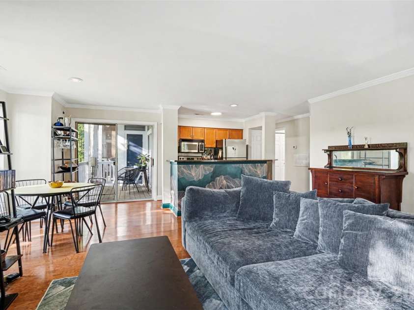 2512 Cranbrook Lane, Charlotte, NC 28207.  MLS# CAR4363956, YatesRealty ID 23172. 