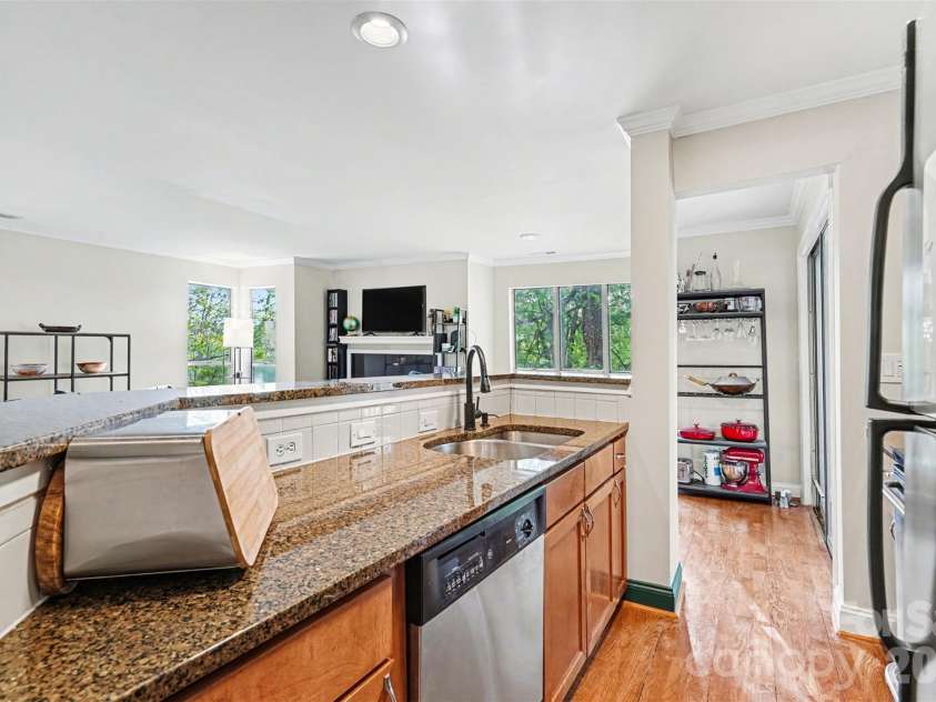 2512 Cranbrook Lane, Charlotte, NC 28207.  MLS# CAR4363956, YatesRealty ID 23172. 