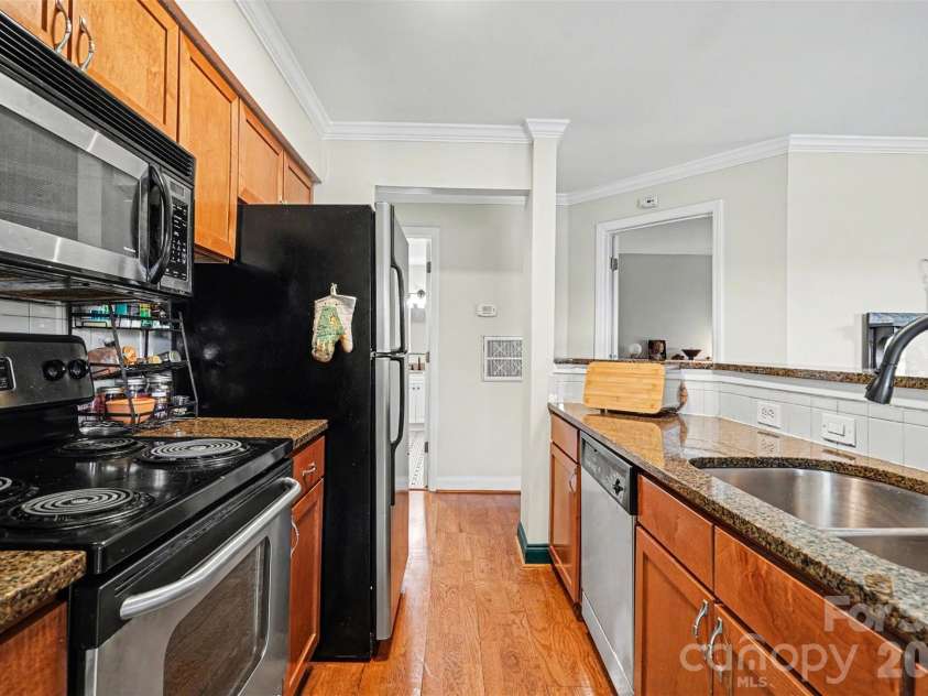 2512 Cranbrook Lane, Charlotte, NC 28207.  MLS# CAR4363956, YatesRealty ID 23172. 