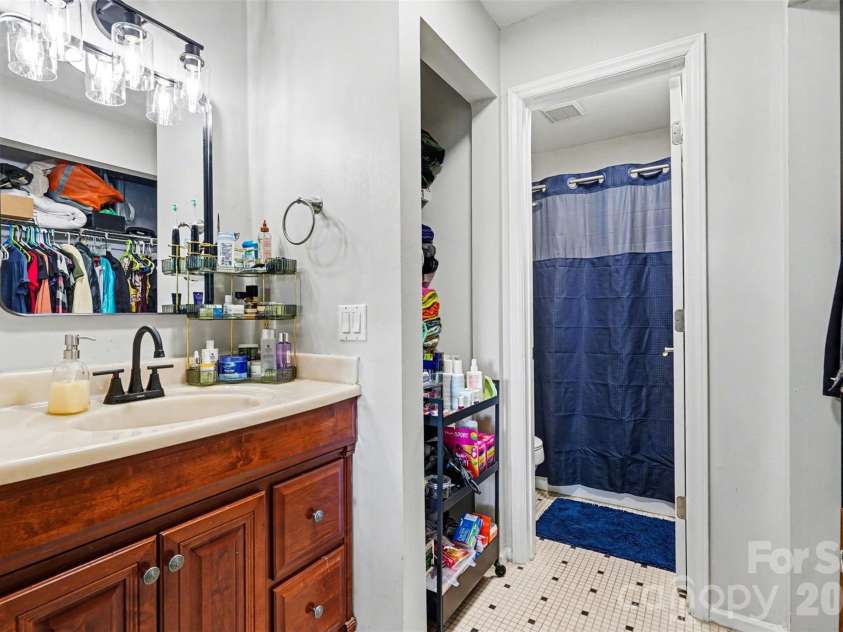 2512 Cranbrook Lane, Charlotte, NC 28207.  MLS# CAR4363956, YatesRealty ID 23172. 