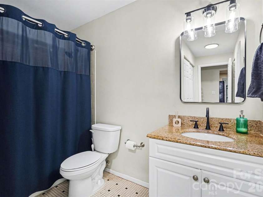 2512 Cranbrook Lane, Charlotte, NC 28207.  MLS# CAR4363956, YatesRealty ID 23172. 