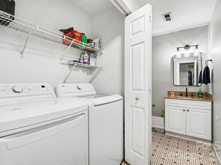 2512 Cranbrook Lane, Charlotte, NC 28207.  MLS# CAR4363956, YatesRealty ID 23172. 