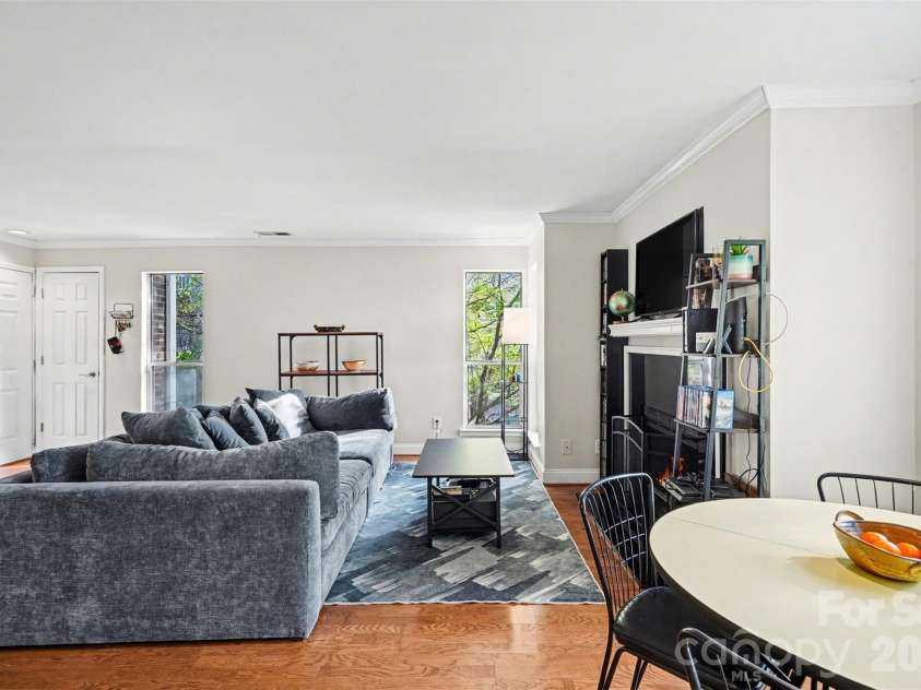 2512 Cranbrook Lane, Charlotte, NC 28207.  MLS# CAR4363956, YatesRealty ID 23172. 