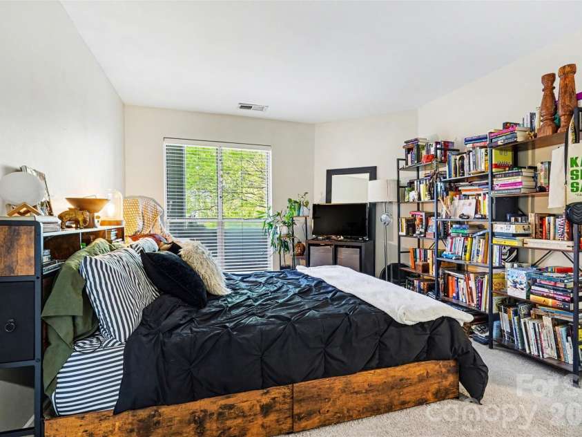 2512 Cranbrook Lane, Charlotte, NC 28207.  MLS# CAR4363956, YatesRealty ID 23172. 