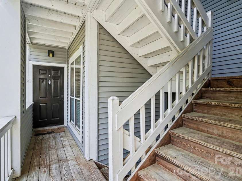 2512 Cranbrook Lane, Charlotte, NC 28207.  MLS# CAR4363956, YatesRealty ID 23172. Second floor landing