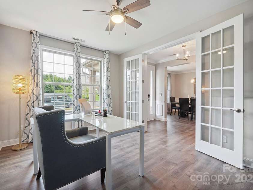 10437 Paper Birch Drive, Charlotte, NC 28215.  MLS# CAR4273974, YatesRealty ID 23173. 