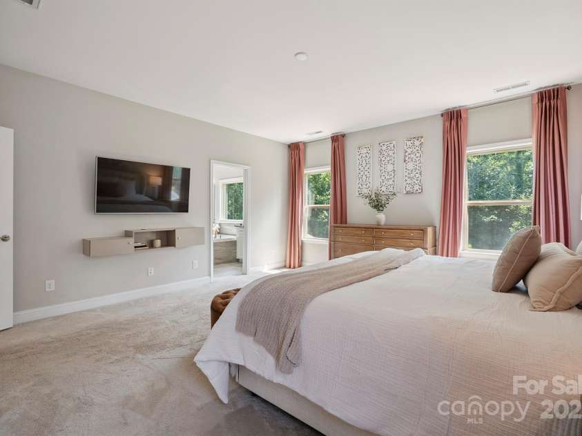 10437 Paper Birch Drive, Charlotte, NC 28215.  MLS# CAR4273974, YatesRealty ID 23173. 