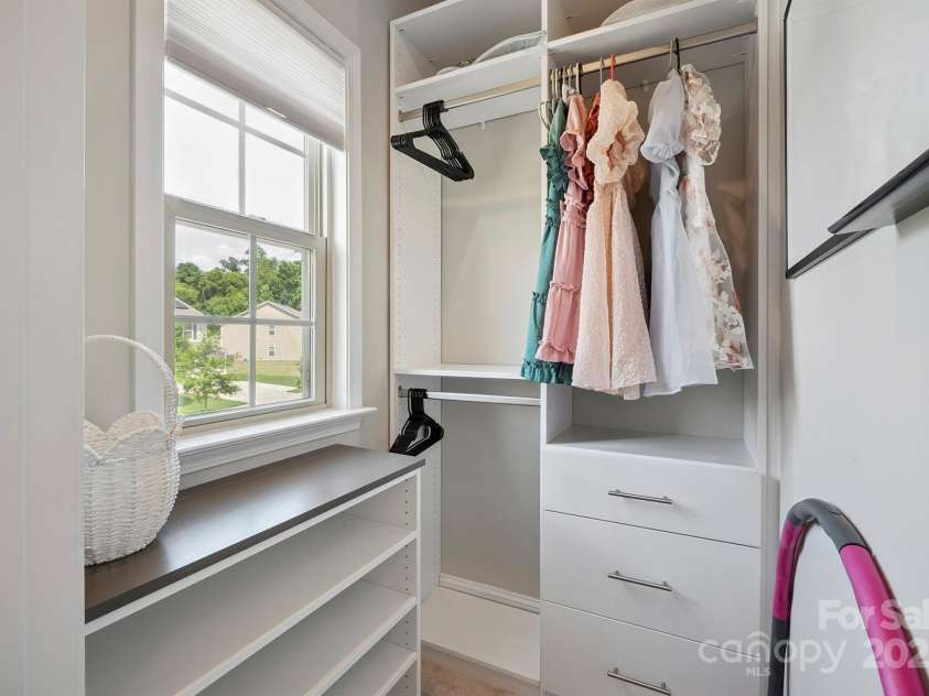 10437 Paper Birch Drive, Charlotte, NC 28215.  MLS# CAR4273974, YatesRealty ID 23173. 