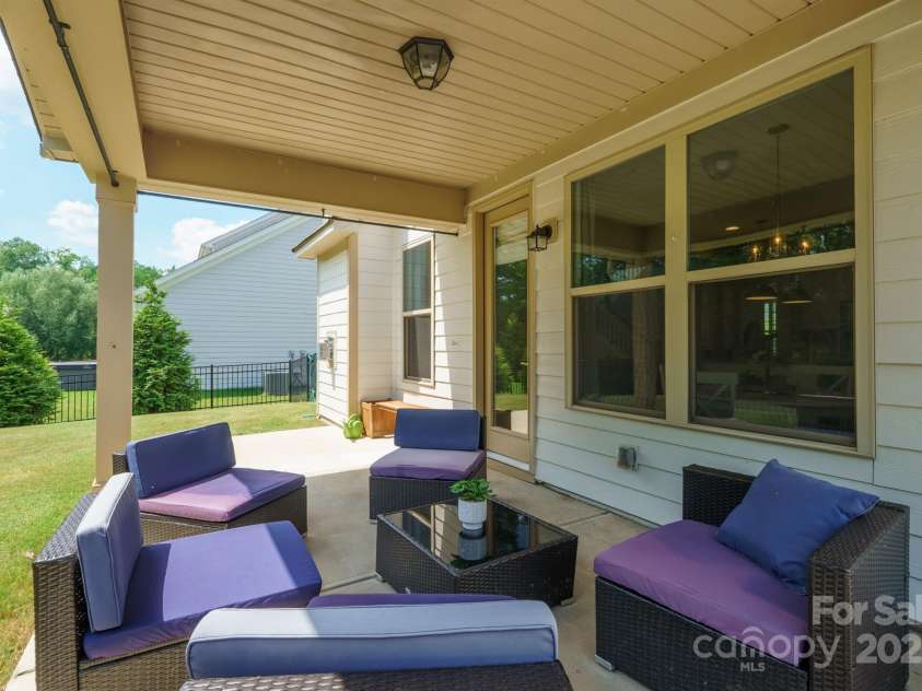 10437 Paper Birch Drive, Charlotte, NC 28215.  MLS# CAR4273974, YatesRealty ID 23173. 