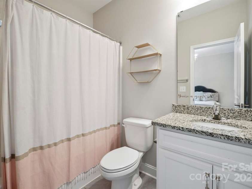 10437 Paper Birch Drive, Charlotte, NC 28215.  MLS# CAR4273974, YatesRealty ID 23173. En-suite bathroom