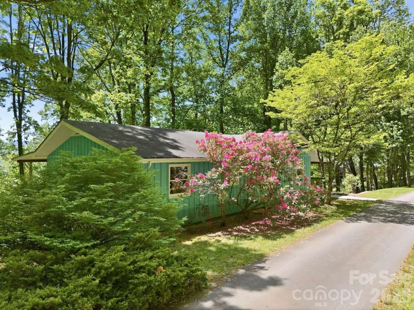 169 Sleepy Hollow Lane, Canton, NC 28716.  MLS# CAR4372033, YatesRealty ID 23176. 