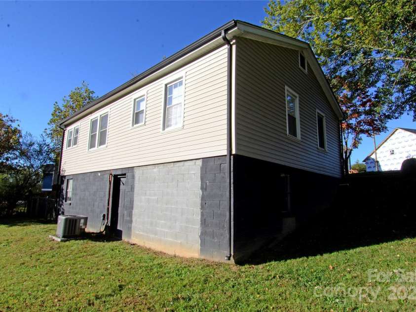 231 Stroud Street, Marion, NC 28752.  MLS# CAR4310386, YatesRealty ID 23177. 