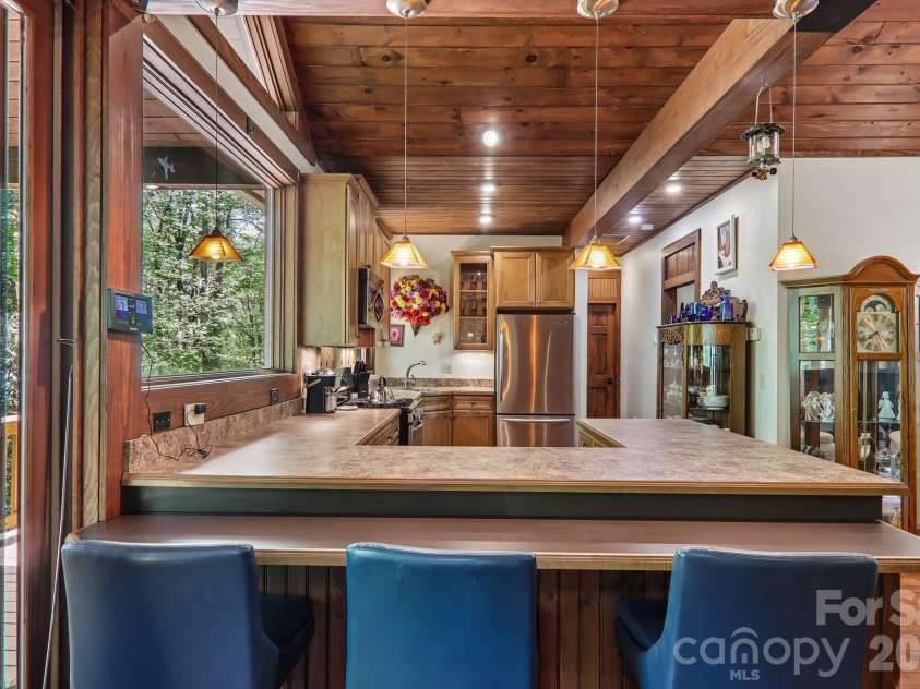 519 Susanna Cove Road, Mars Hill, NC 28754.  MLS# CAR4368251, YatesRealty ID 23179. Breakfast Bar