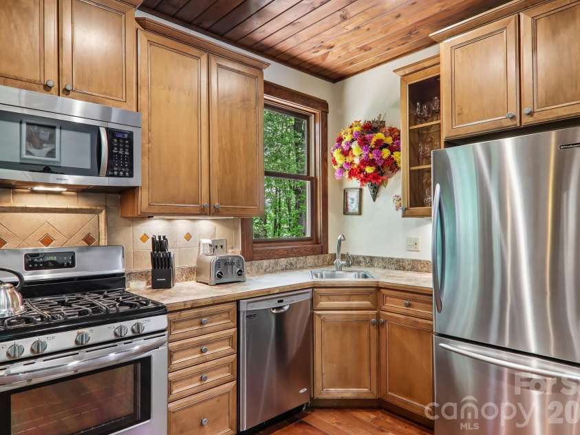 519 Susanna Cove Road, Mars Hill, NC 28754.  MLS# CAR4368251, YatesRealty ID 23179. Stainless Appliances