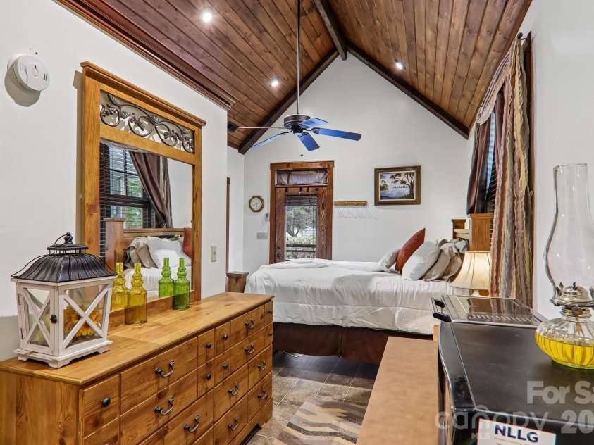 519 Susanna Cove Road, Mars Hill, NC 28754.  MLS# CAR4368251, YatesRealty ID 23179. Studio Apartment Next to Shop/Kitchenette