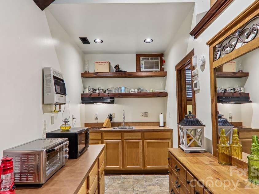 519 Susanna Cove Road, Mars Hill, NC 28754.  MLS# CAR4368251, YatesRealty ID 23179. Studio Apartment Next to Shop/Kitchenette