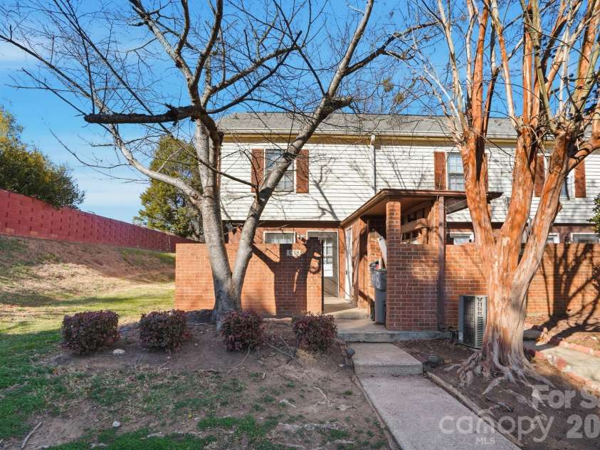 4748 Old Lantern Way, Charlotte, NC 28212.  MLS# CAR4337222, YatesRealty ID 2318. 