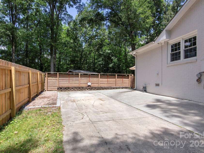 1427 Worcaster Place, Charlotte, NC 28211.  MLS# CAR4252572, YatesRealty ID 23180. 