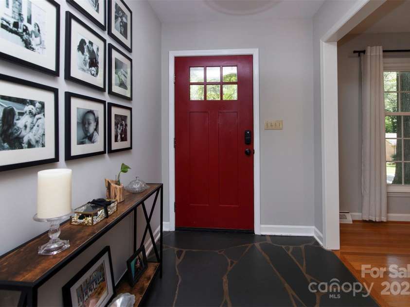 1427 Worcaster Place, Charlotte, NC 28211.  MLS# CAR4252572, YatesRealty ID 23180. Front entryway...