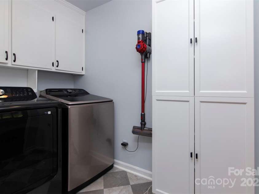 1427 Worcaster Place, Charlotte, NC 28211.  MLS# CAR4252572, YatesRealty ID 23180. Laundry...