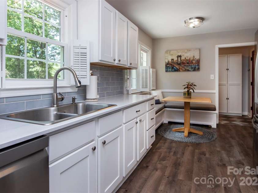 1427 Worcaster Place, Charlotte, NC 28211.  MLS# CAR4252572, YatesRealty ID 23180. Lovely kitchen...