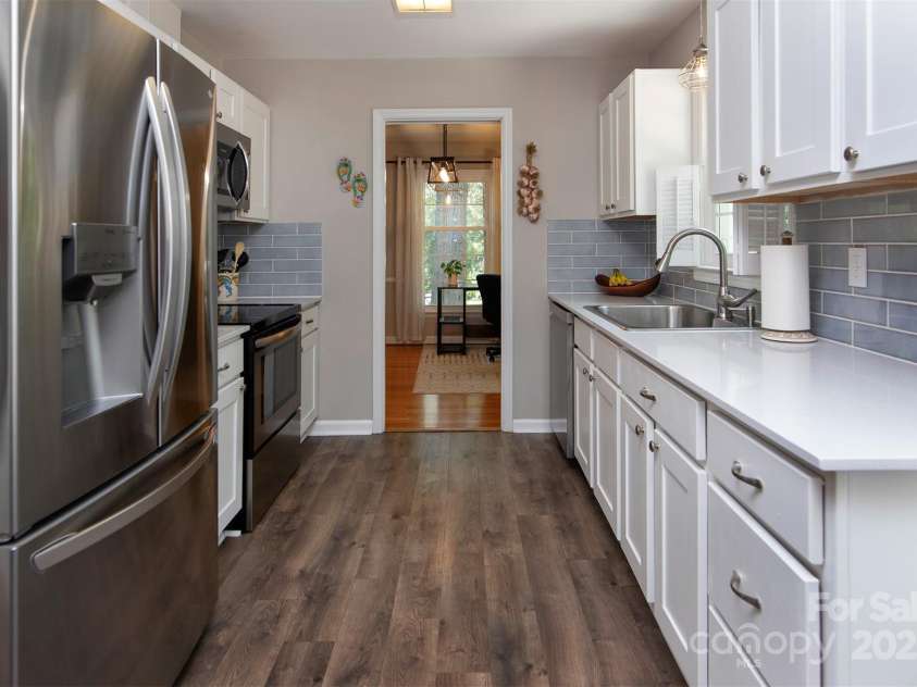 1427 Worcaster Place, Charlotte, NC 28211.  MLS# CAR4252572, YatesRealty ID 23180. Stainless steel appliances...