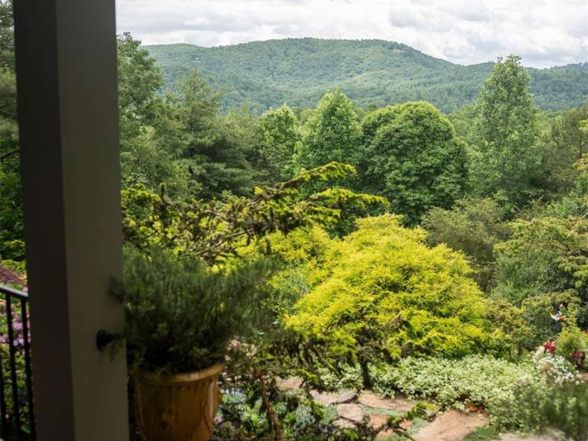 94 Spruce Hill Drive, Hendersonville, NC 28792.  MLS# CAR4271222, YatesRealty ID 23182. 