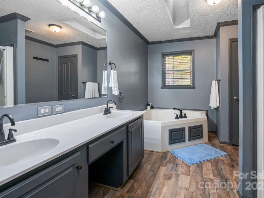 334 Foxden Road, Mars Hill, NC 28754.  MLS# CAR4316222, YatesRealty ID 23184. Primary bath