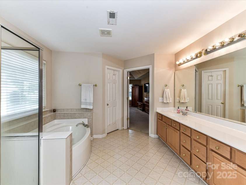 3533 Weddington Ridge Lane, Matthews, NC 28105.  MLS# CAR4270782, YatesRealty ID 23186. 