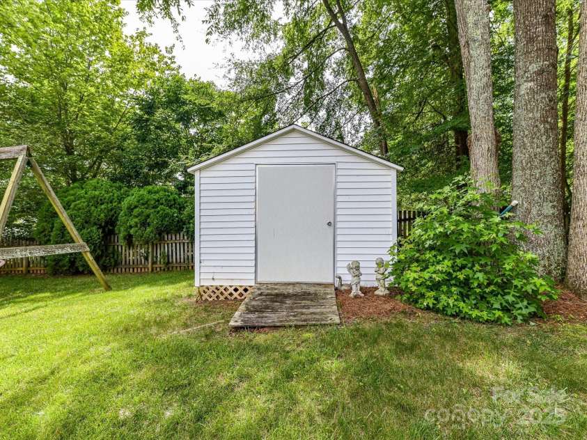3533 Weddington Ridge Lane, Matthews, NC 28105.  MLS# CAR4270782, YatesRealty ID 23186. 