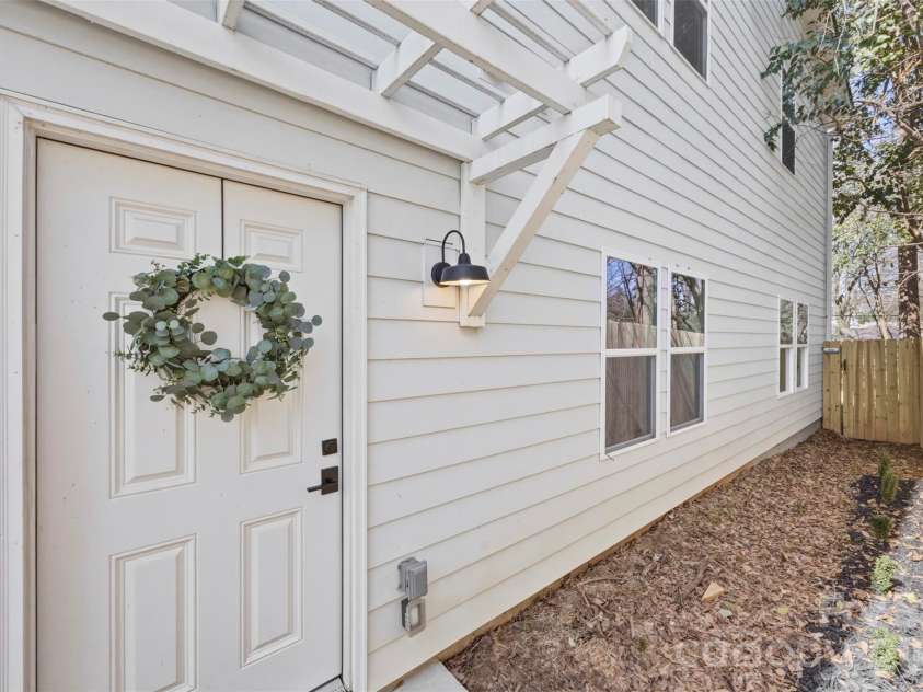 105 Smallwood Place, Charlotte, NC 28216.  MLS# CAR4341143, YatesRealty ID 23188. 