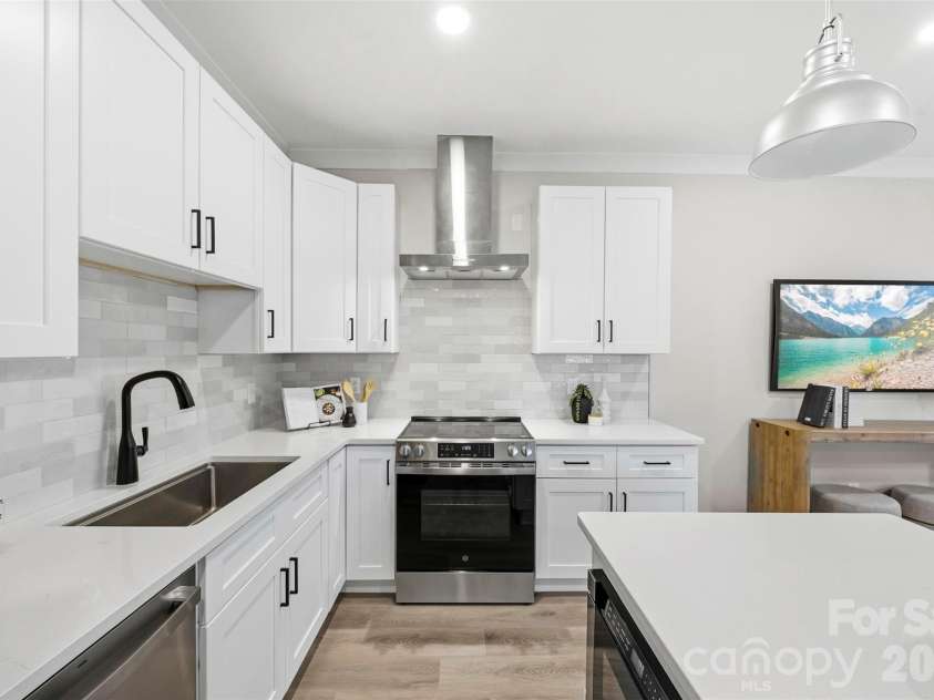 105 Smallwood Place, Charlotte, NC 28216.  MLS# CAR4341143, YatesRealty ID 23188. 