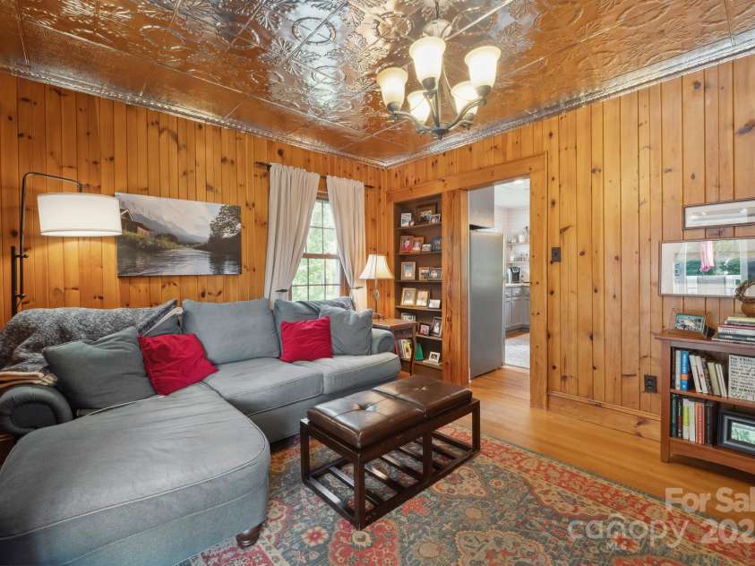 81 21st Avenue, Hickory, NC 28601.  MLS# CAR4266228, YatesRealty ID 23188. 