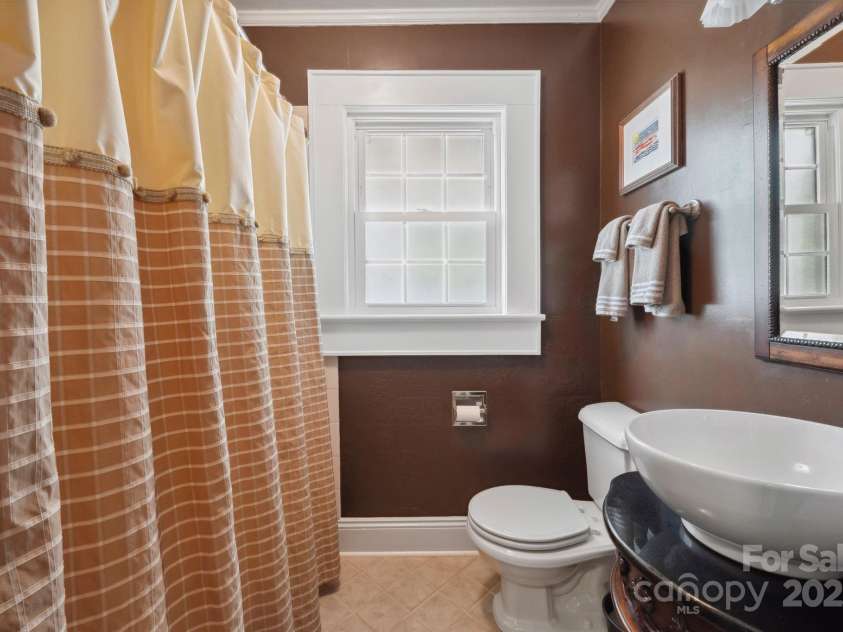 81 21st Avenue, Hickory, NC 28601.  MLS# CAR4266228, YatesRealty ID 23188. 