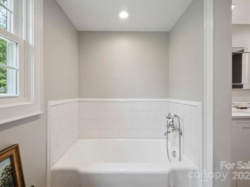 81 21st Avenue, Hickory, NC 28601.  MLS# CAR4266228, YatesRealty ID 23188. 