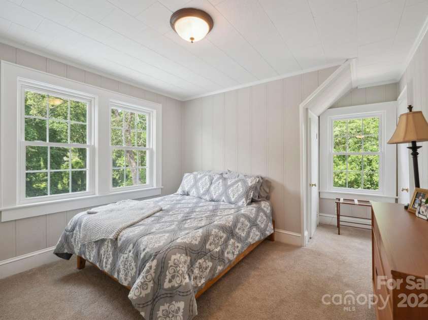 81 21st Avenue, Hickory, NC 28601.  MLS# CAR4266228, YatesRealty ID 23188. 