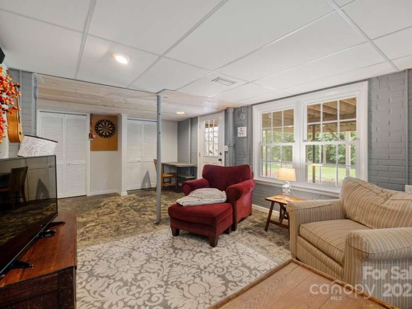 81 21st Avenue, Hickory, NC 28601.  MLS# CAR4266228, YatesRealty ID 23188. 